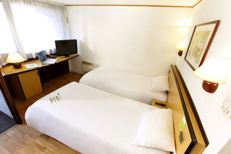 Campanile Paris Ouest - Hotel 3*